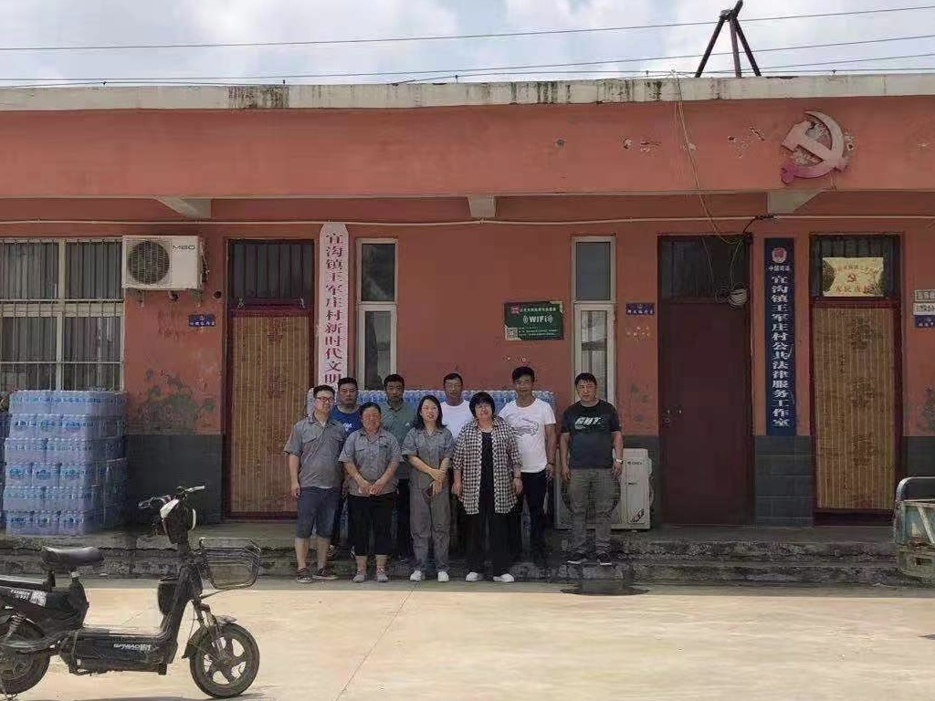 驰援河南 我们一起行动——殴科塑业董事长带发电机及其他物资支援汤阴县宜沟镇王军庄受灾群众